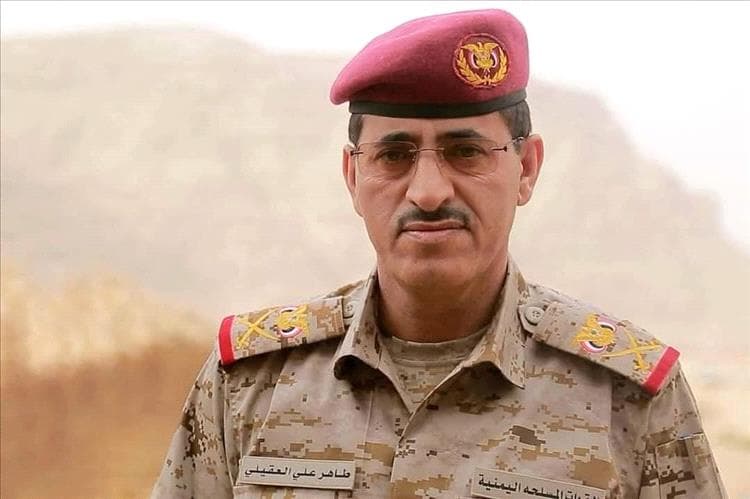 نائب رئيس هيئة الأركان العامة اللواء البصر يهنئ اللواء طاهر العقيلي بثقة تعيينه وزيراً للدفاع