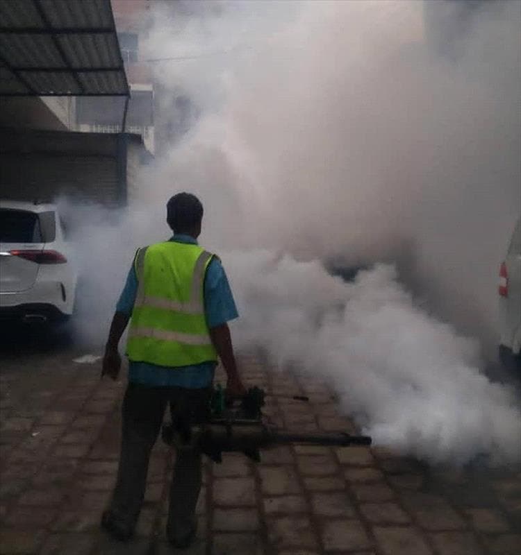 تواصل حملات الرش الضبابي ومكافحة الكلاب الضالة في عدد من احياء مديرية صيرة بعدن