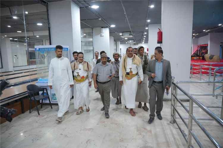 سلطة المحلية بمأرب تدعم المستثمرين في برج الروهجان التجاري خلال زيارة تفقدية
