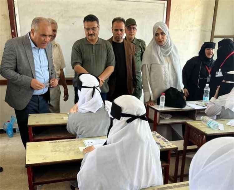 وزير التربية يطلع على سير الاختبارات في مركزي المدرسة النموذجية وثانوية خديجة بعدن