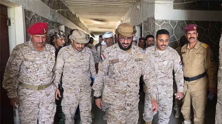 العميد الجهوري يتفقد اللواء الثاني حزم في قاعدة العند ويشيد بمستوى الجاهزية القتالية