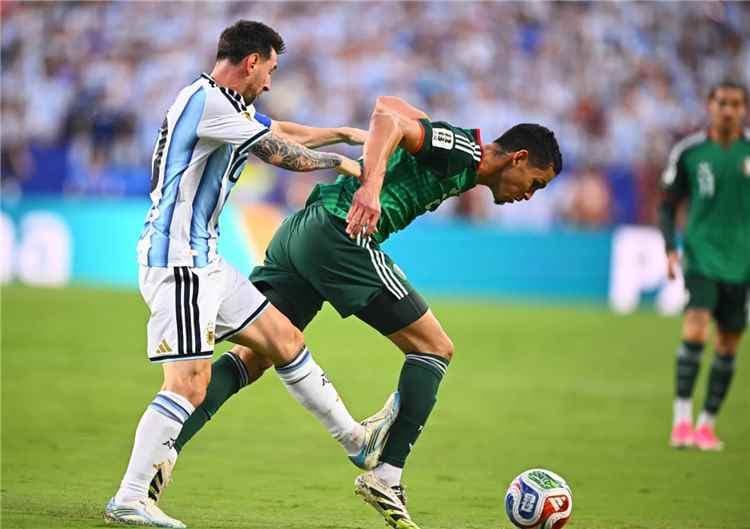 فيفا يعاقب حكم الفيديو في مواجهة الأرجنتين والجزائر