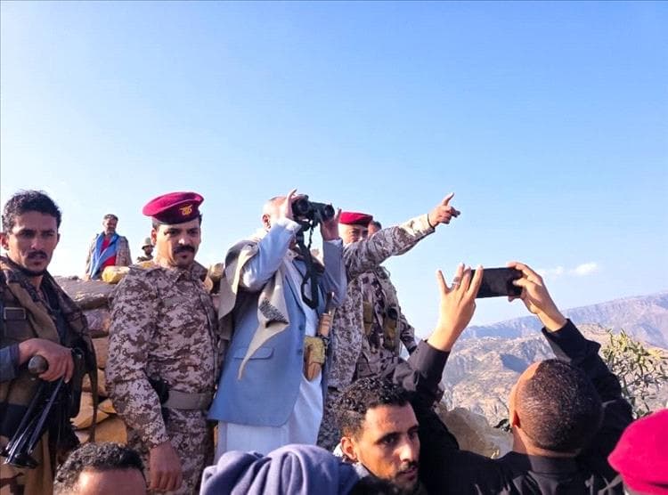 قيادة السلطة المحلية بتعز تطّلع على جاهزية قوات اللواء 35 مدرع في الخطوط الأمامية