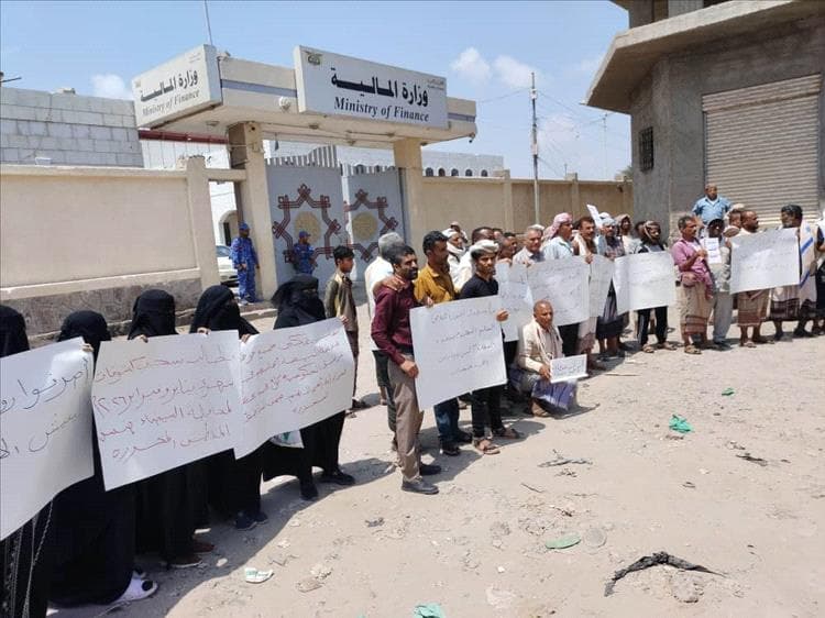مجلس اعضاء الموظفين بمحافظة البيضاء ينظم وقفة احتجاجية بعدن