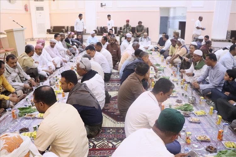 أمسية رمضانية وأفطار الصائم لجميع مهندسي النظافة والتحسين بمديرية سيئون