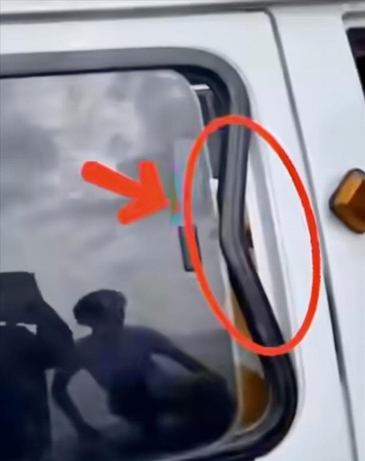 سرقة 12 هاتفًا من مرتادي شاطئ العشاق في عدن بعد كسر نافذة 3 باصات