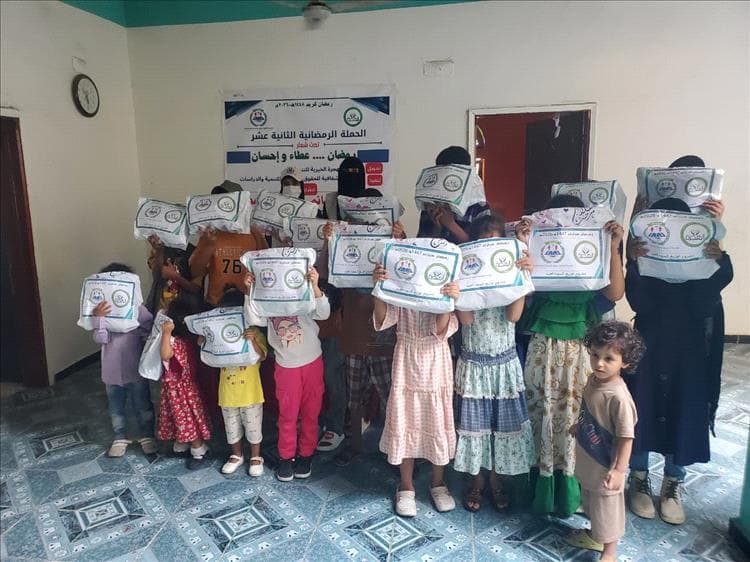 مؤسسة الشفافية للحقوق الإنسانية تدشن مشروع "كسوة العيد" والأموال النقدية للأيتام في عدن