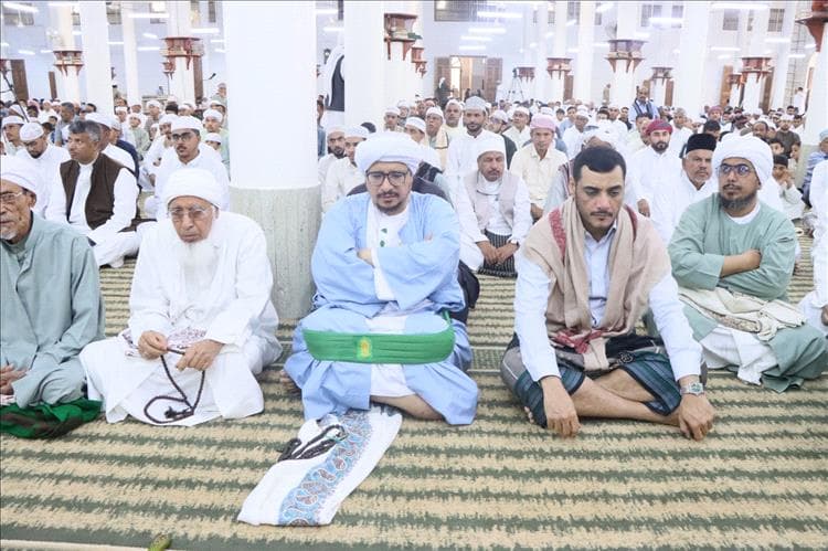 القاضي أكرم العامري يؤدي صلاة العيد في سيئون ويتبادل التهاني مع المصلين
