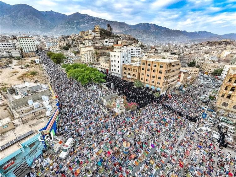 الآلاف يحتشدون في ساحة الحرية بتعز لأداء صلاة عيد الفطر في مشهد لافت