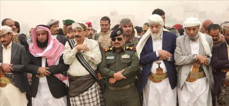 محافظ شبوة يؤدي صلاة عيد الفطر مع جموع المواطنين في مدينة عتق