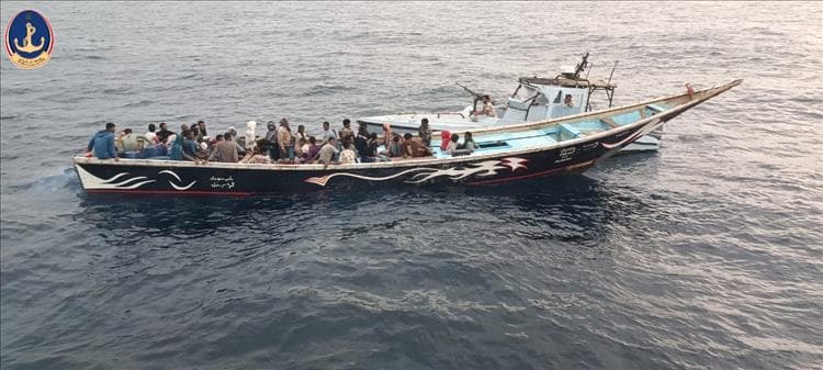 خفر السواحل يضبط قارب تهريب يقل 120 مهاجراً قبالة سواحل خليج عدن