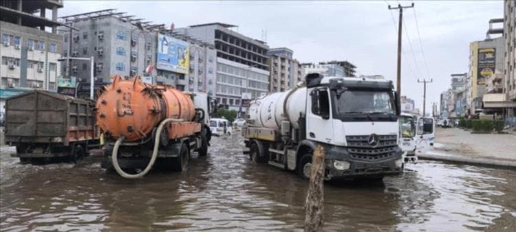 الداؤودي: تواصل أعمال شفط مياه الأمطار في عدد من شوارع 
وأحياء مديرية المنصورة