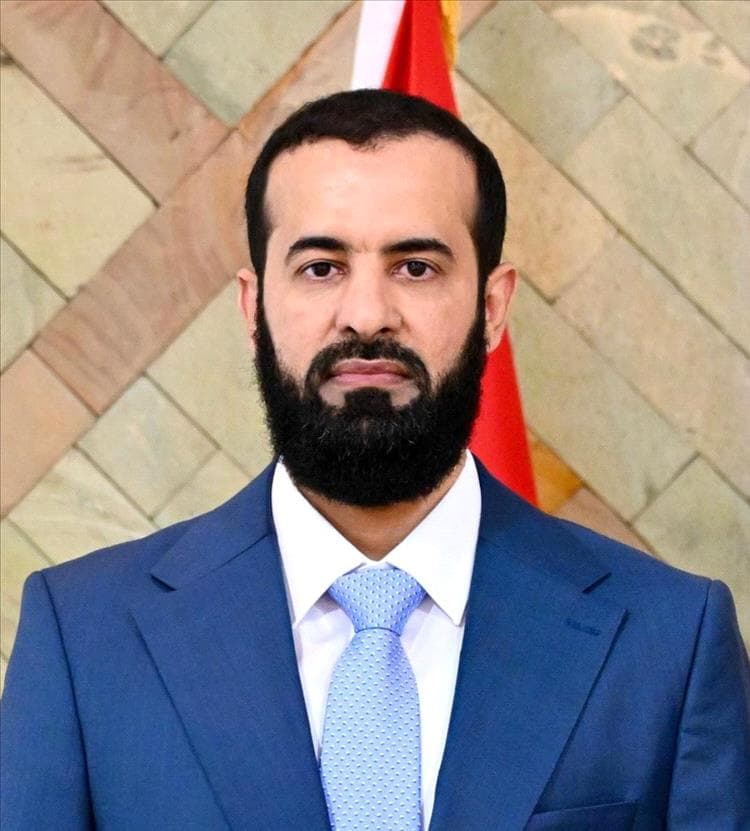 قائد كتيبة الإسناد الإداري بالفرقة الخامسة عمالقة يهنئ الدكتور الرباش بمناسبة تعيينه محافظًا لمحافظة أبين