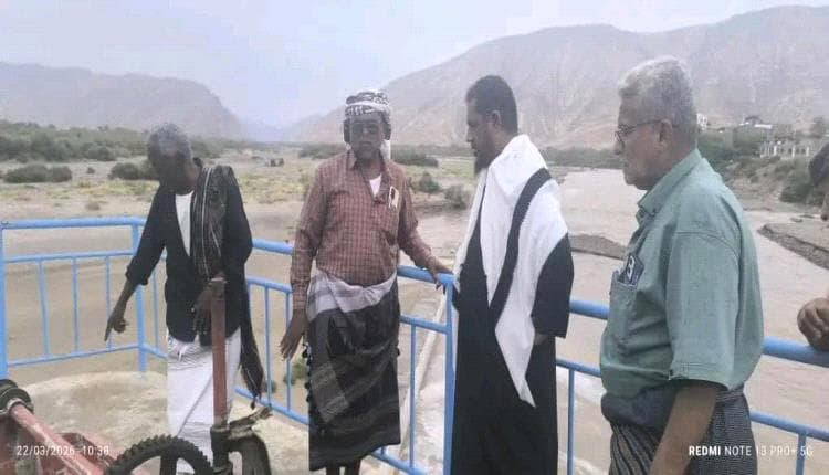 مدير عام مديرية خنفر "اليوسفي" يتفقد تدفق سيول وادي بنا ويضمن وصولها إلى المزارعين