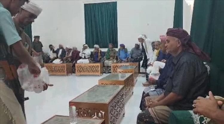 وجهاء من حلف قبائل حضرموت يزورون الجريحين "بامراغة" و"باقراضة" مهنئين بعيد الفطر المبارك