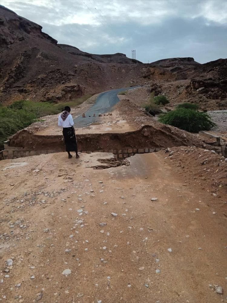 مدير عام حجر يتفقد الأضرار التي لحقت بالبنية التحتية بالمديرية جراء المنخفض الجوي الاخير