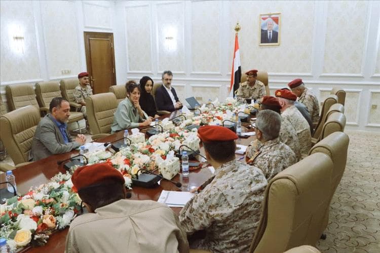 نائب رئيس الأركان يناقش مع خبيرة دولية ملف تجنيد الأطفال وانتهاكات مليش-يات الحو-ثي الإرها-بية