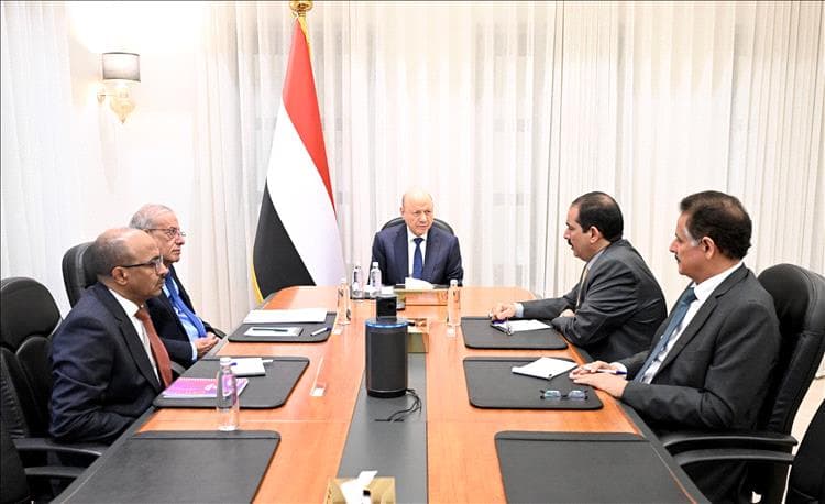 عُليا العليمي: رئيس مجلس القيادة يرأس اجتماعًا حكوميًا مصغراً
