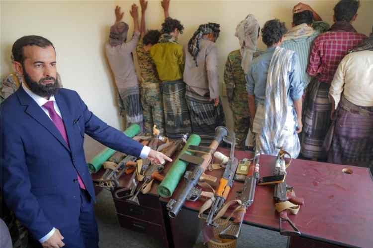 محافظ أبين يقود حملة لإنهاء نقطة تقطع على طريق حسان