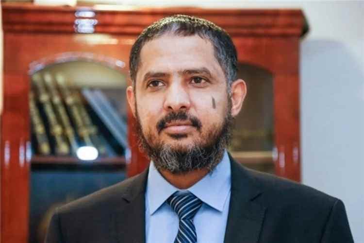 صلاح باتيس يدعو مجلس القيادة الرئاسي إلى مراجعة سياساته ويحذر من تفاقم الأوضاع في البلاد