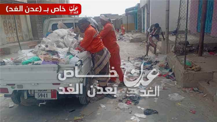 صندوق النظافة بأحور ينفذ حملة لإزالة المخلفات من الشارع العام وسوق النساء في ثاني أيام العيد