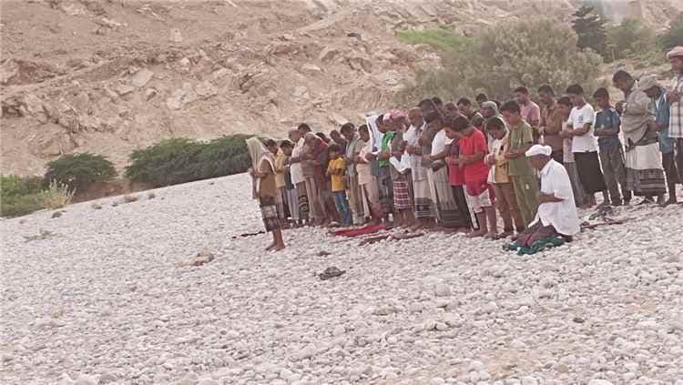 أهالي مديرية حجر بحضرموت يؤدون صلاة الاستسقاء طلبا للغيث