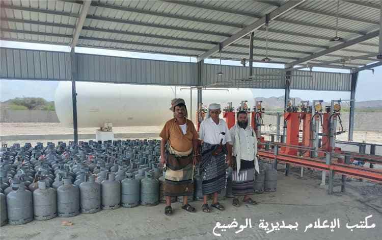 مدير عام الوضيع يشرف على عملية توزيع الغاز المنزلي