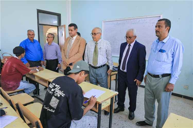 نائب رئيس جامعة عدن لشؤون الطلاب يتفقد سير امتحانات المفاضلة بكلية الاقتصاد