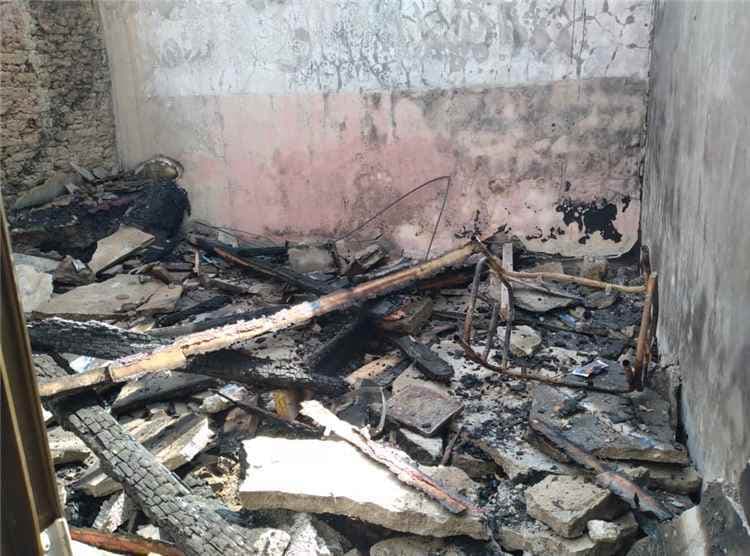 حريق مدمر يلتهم منزل أسرة منكوبة في أبين.. وانهيار 3 غرف ونداءات استغاثة عاجلة