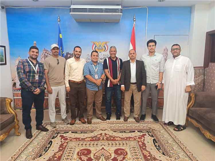 السفارة اليمنية في ماليزيا تكرم الكابتن شرف محفوظ تقديراً لعطائه الإداري والرياضي