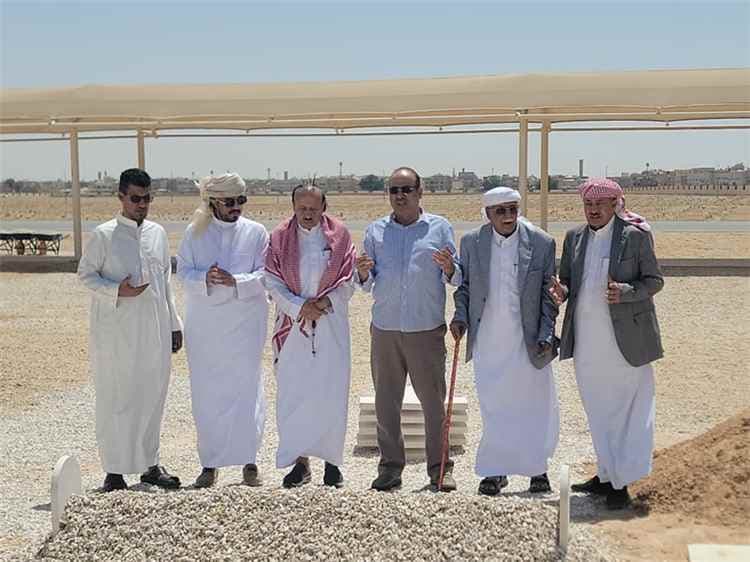 عقب وصوله السعودية... الميسري يزور قبر الرئيس هادي ويقدم واجب العزاء لأسرته