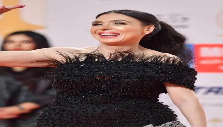 دينا تدافع عن زميلها تميم يونس في موقف طريف بمقلب "الكاميرا الخفية"