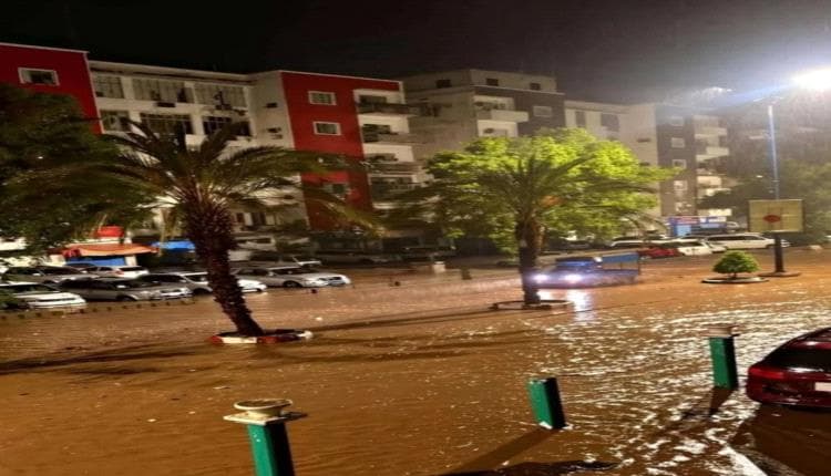 عقب أمطار غزيرة .. غياب للسلطة المحلية في شفط المياه وفتح الطرقات بالعاصمة عدن