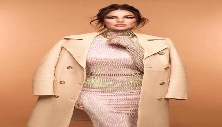 لحظة فخر… درة تنال جائزة أفضل ممثلة في احتفال فني