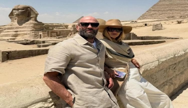 ستاثام وشريك حياته يروجان لثقافة مصر القديمة بين أهراماتها