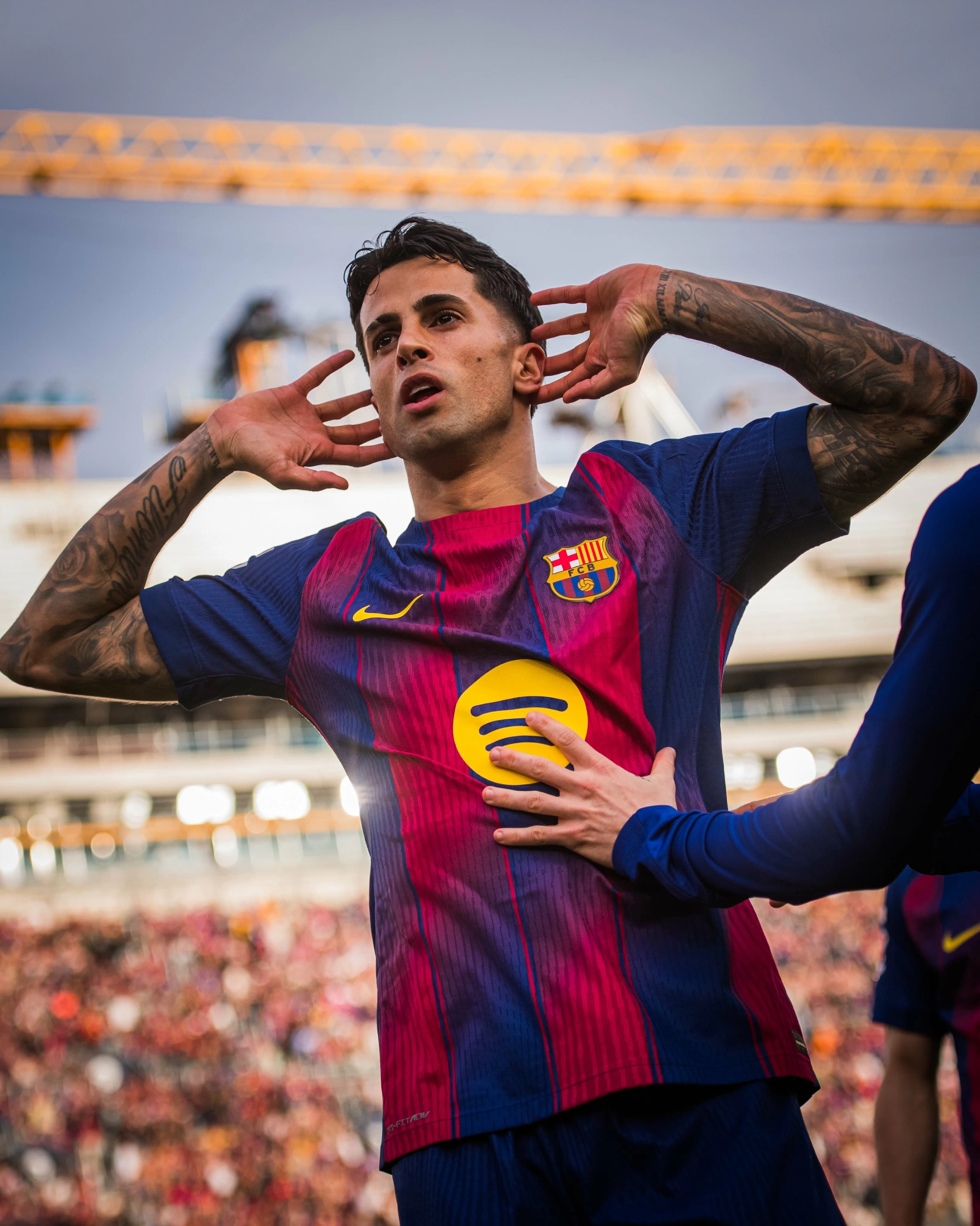 هلالي يقود برشلونة لفوز كبير على إشبيلية