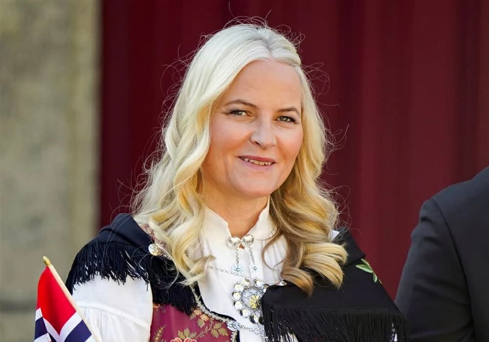 زوجة ولي عهد النرويج تبكي وتعتذر: إبستين خدعني.. وخيبت آمالكم