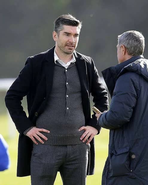 أهدر 450 مليوناً ويلوح بورقة «صلاح».. هل يشرب الهلال مقلب «ريتشارد هيوز»؟