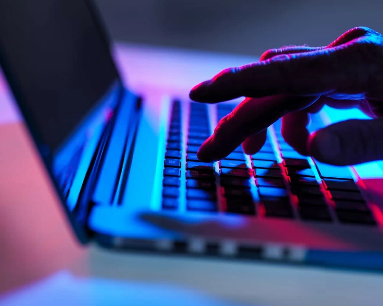 ذكاء اصطناعي وراء موجة جديدة من الابتزاز الجنسي في المدارس