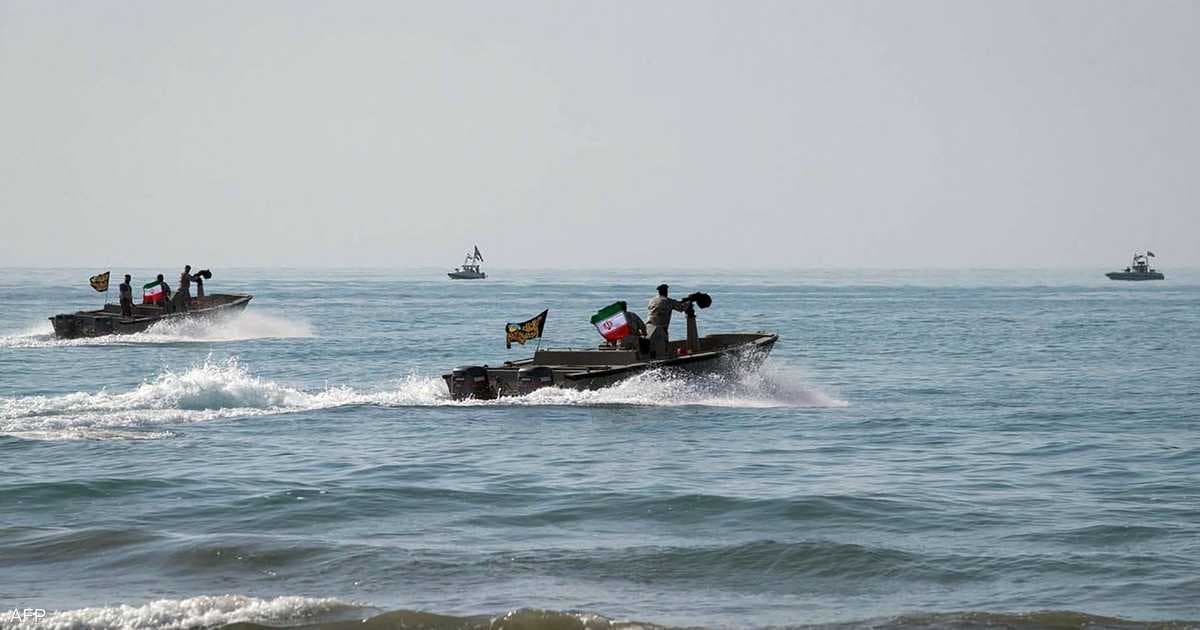 زوارق حربية إيرانية حاولت اعتراض سفينة أميركية.. ماذا حدث؟