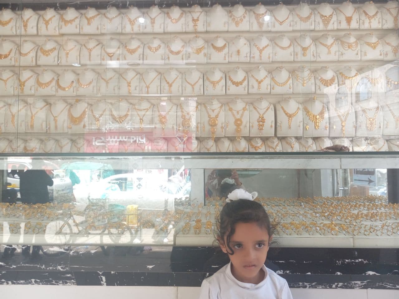 الذهب يواصل التراجع.. رصد لأسعار البيع والشراء في صنعاء وعدن