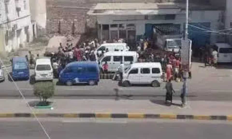 مشهد يهز القلب.. شباب عدن ينتظرون الغاز تحت الشمس لساعات ثم يسمعون الخبر المرير!