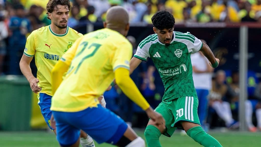 أسطورة السعودية: يجب طرد مدرب الأهلي بعد صدمة صن داونز!