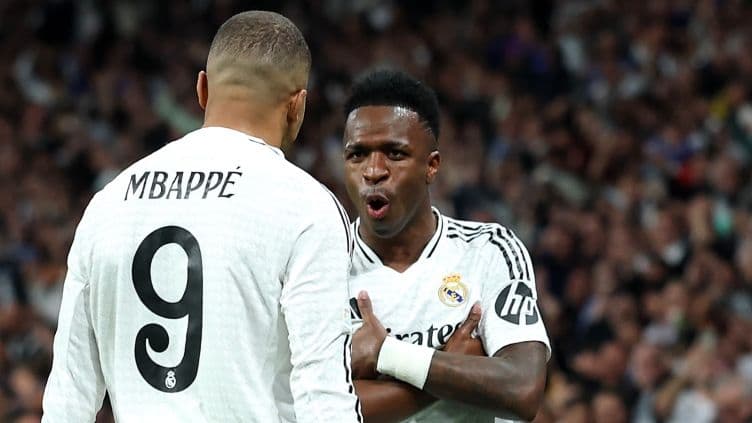 بالفيديو.. أسطورة ريال مدريد يصدم مبابي وفينيسيوس