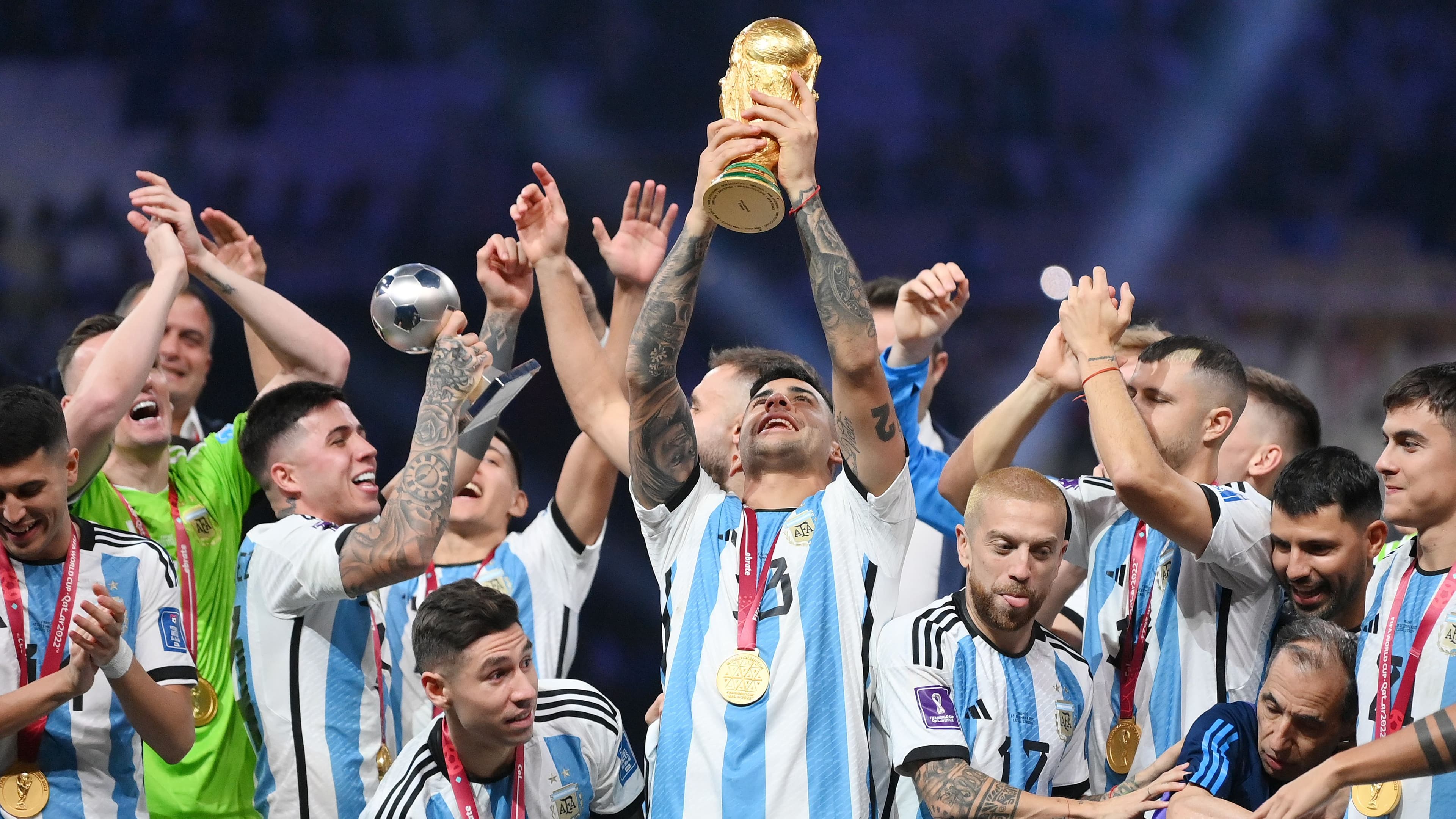 مانشستر يونايتد يخطط للضربة الكبرى.. هل يخطف بطل العالم؟