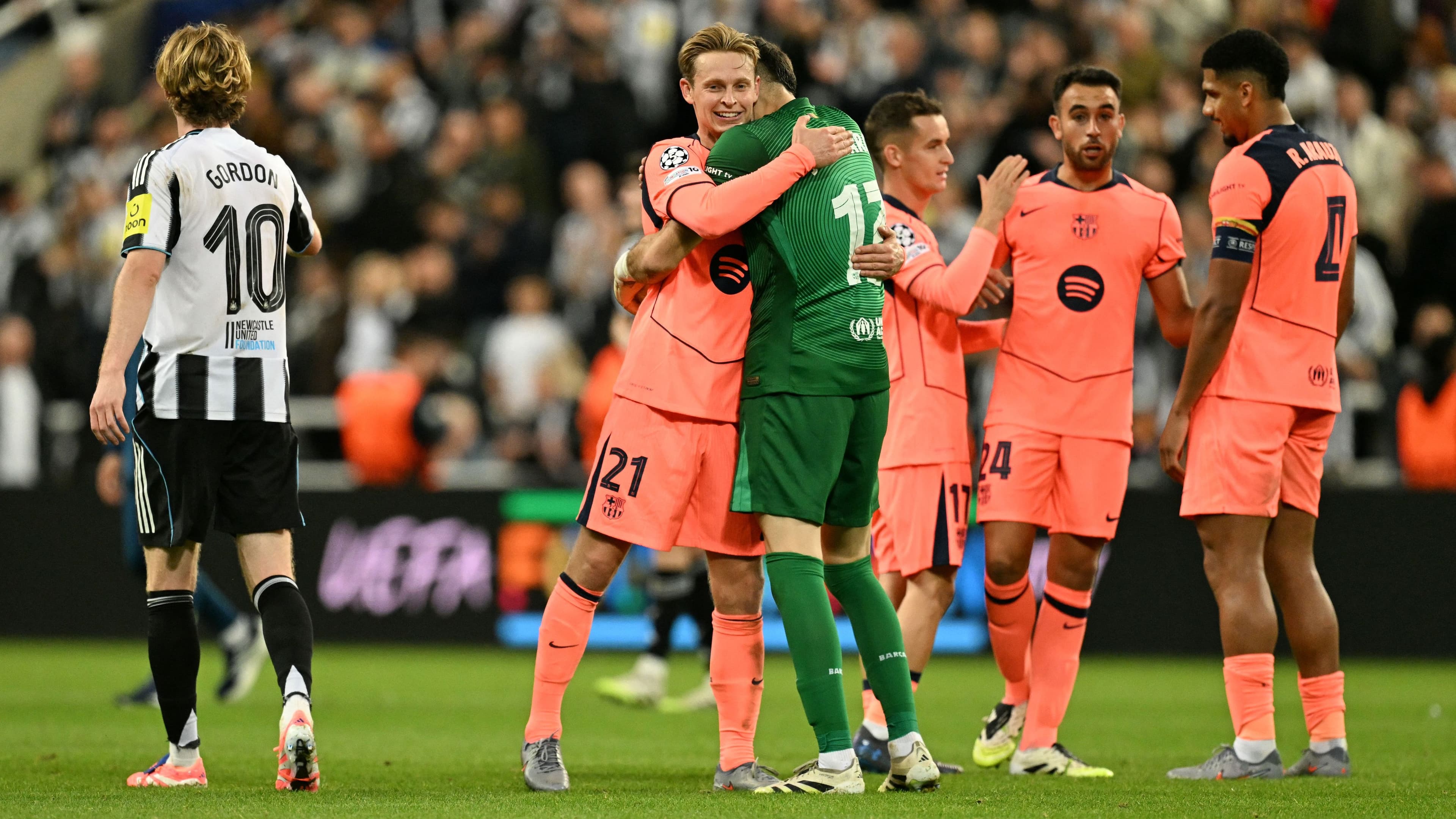 مشاكل بالجملة.. نقاط ضعف نيوكاسل تغري نجوم برشلونة