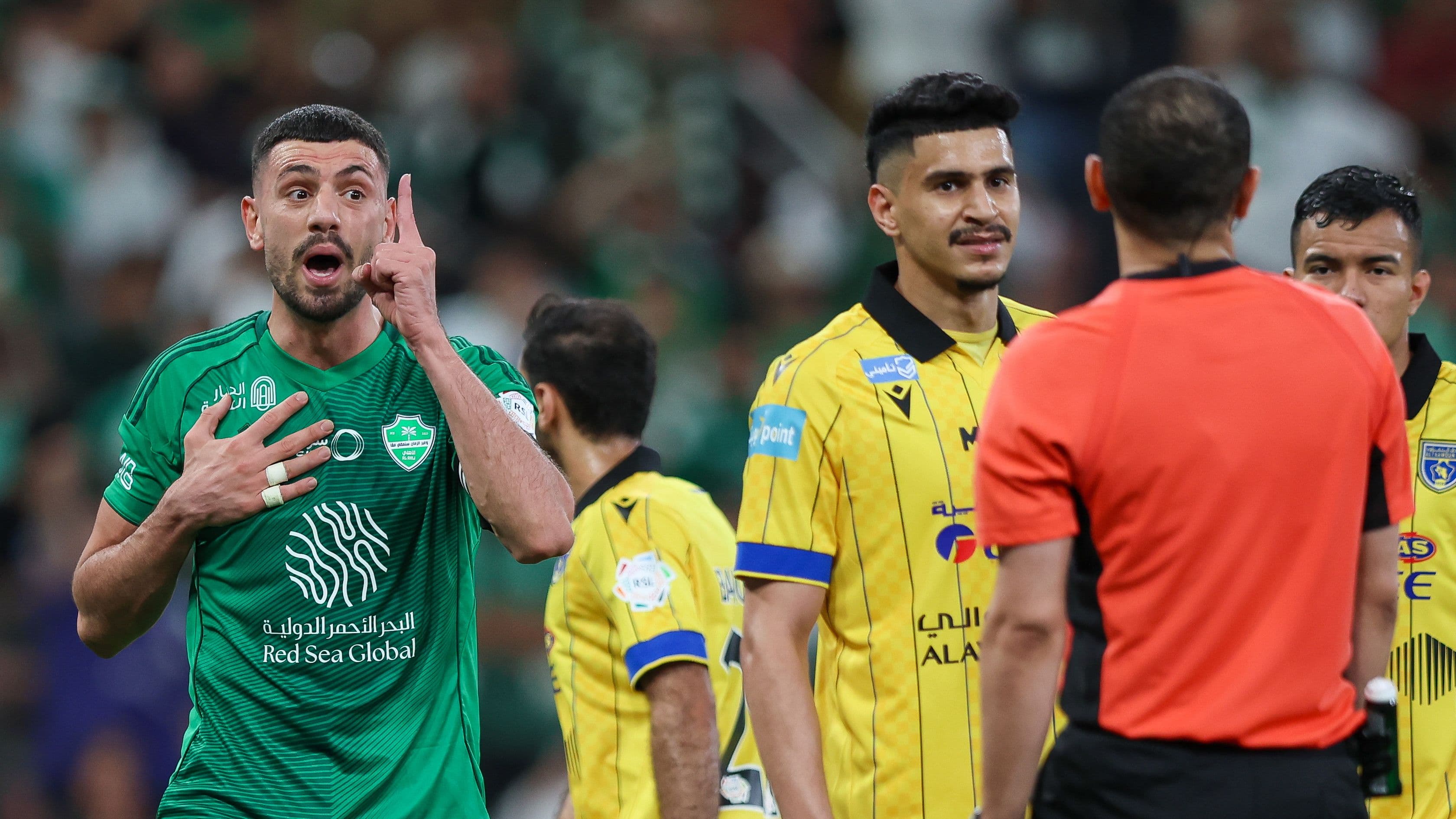 تفاصيل صادمة.. الأهلي مهدد بفقدان ديميرال أكثر من المتوقع!