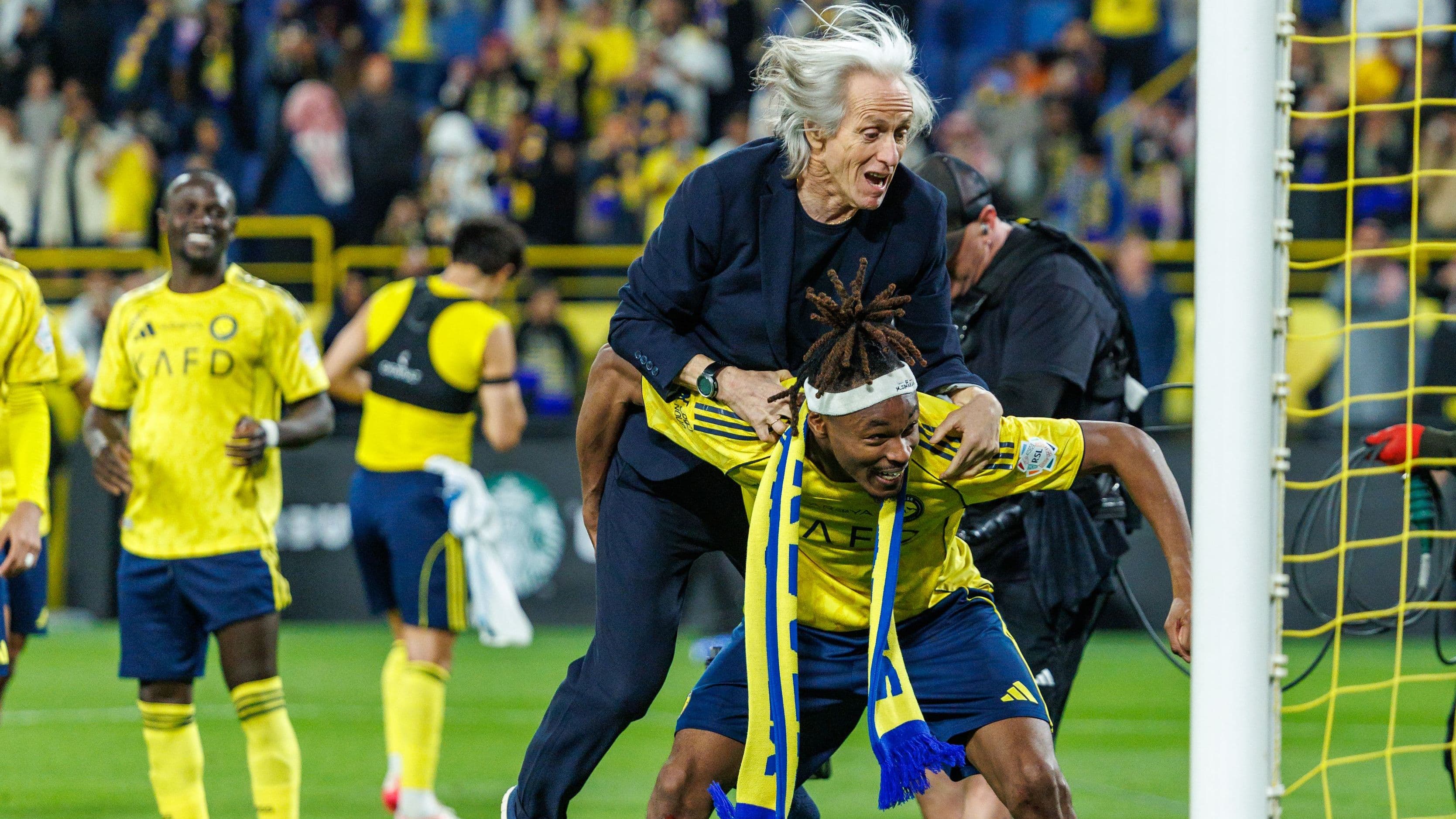 بالفيديو.. جيسوس يتحول إلى طفل باحتفال مثير مع "صاحب القاضية"