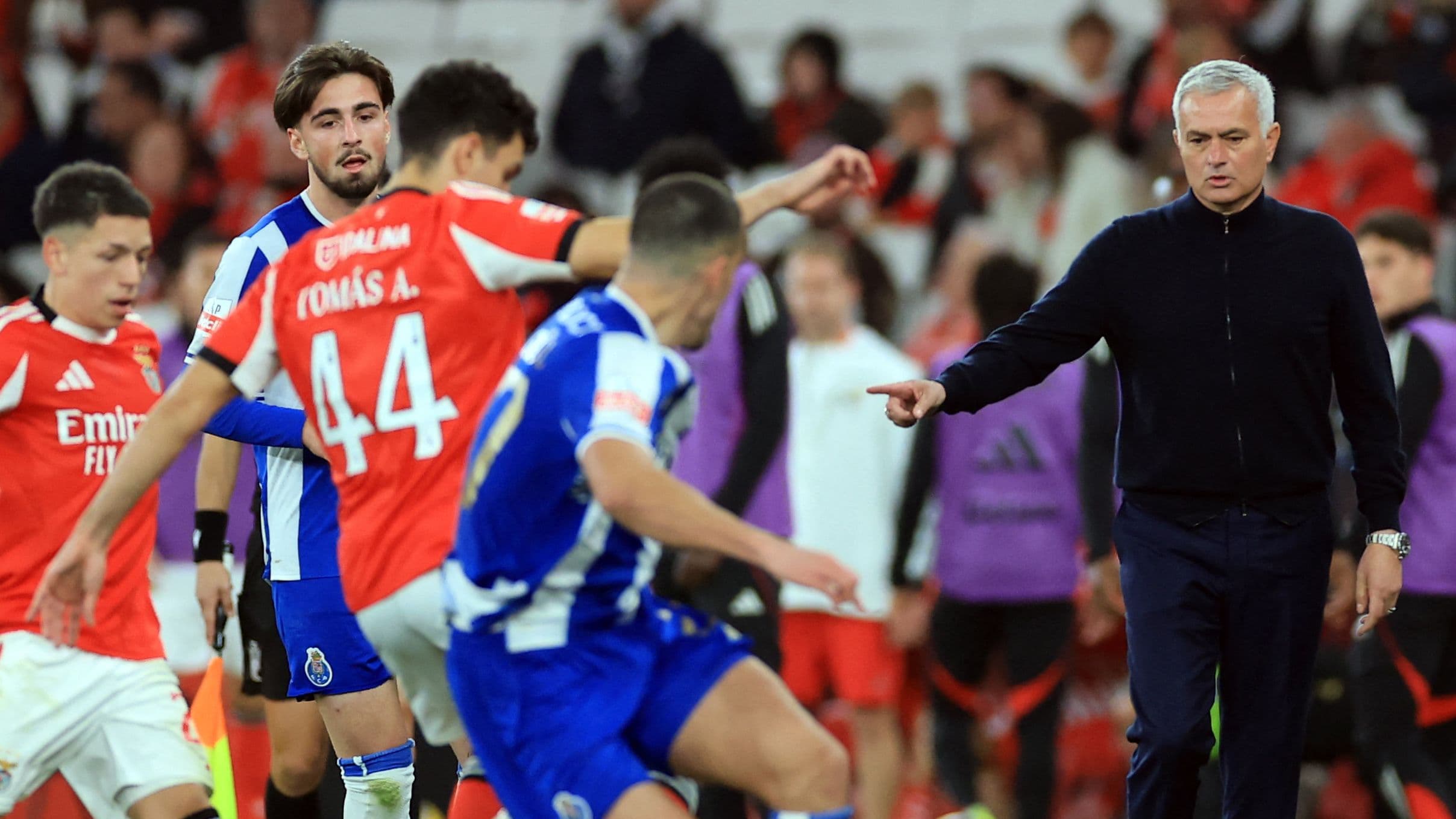 عقوبة قياسية.. مورينيو "استثنائي" في قائمة سوداء