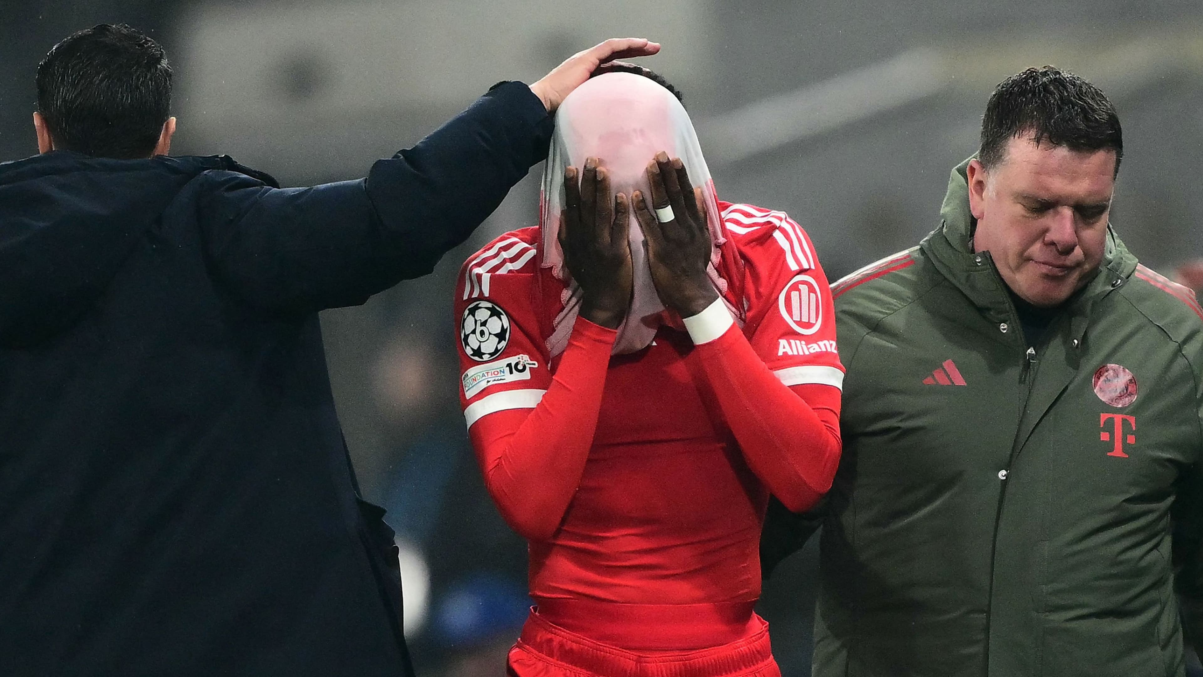 بالدموع.. ديفيز يثير الذعر في بايرن ميونخ